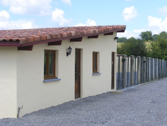 Bloc bureau cuisine magasin pension canine.